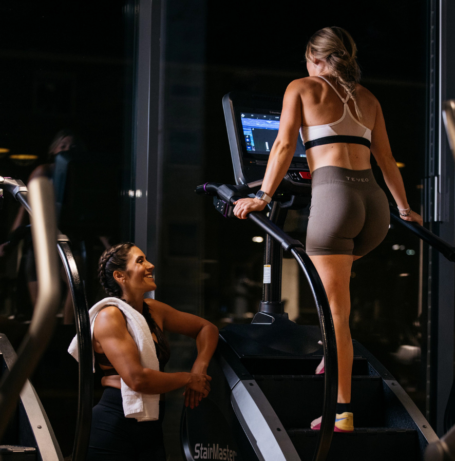 Zwei Frauen beim Training auf einem StairMaster Stepmill in einem OLD SCHOOL GYM 24 Studio